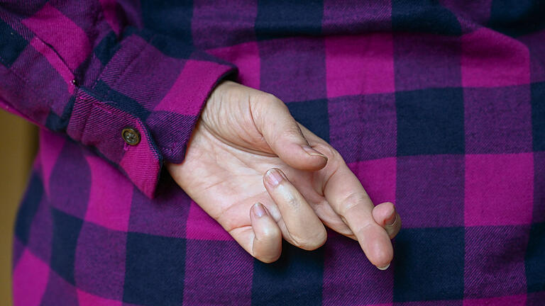 Jens Kalaene, dpa.jpg - Lügen: Eine Frau überkreuzt die Finger hinter ihrem Rücken. Jens Kalaene, dpa.jpg - Lügen: Eine Frau überkreuzt die Finger hinter ihrem Rücken.