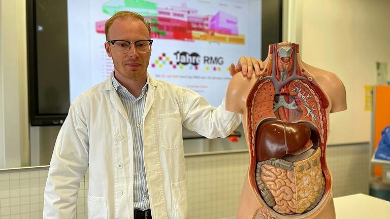 Jan Wiedemann freut sich die Schülerinnen und Schülern im Fach Biologie zu unterrichten. Jan Wiedemann freut sich die Schülerinnen und Schülern im Fach Biologie zu unterrichten. 