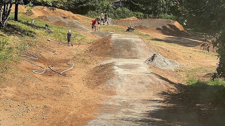 In den Mitgliedsgemeinden der NES-Allianz wurden heuer 18 Projektideen im Rahmen des Regionalbudgets umgesetzt. Eines davon war ein Trail-Park für Radbegeisterte in Burglauer. In den Mitgliedsgemeinden der NES-Allianz wurden heuer 18 Projektideen im Rahmen des Regionalbudgets umgesetzt. Eines davon war ein Trail-Park für Radbegeisterte in Burglauer. 
