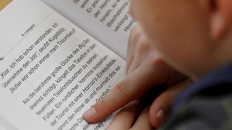 Grundschüler beim Lesen       -  Die Iglu-Studie zeigt: Die Lesefähigkeit hat mit sozialer Herkunft zu tun.