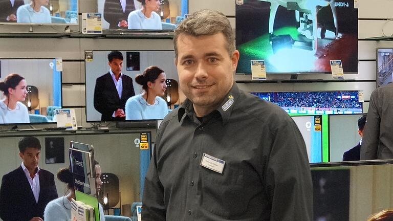 'Viele Weihnachtswünsche werden auch nach Weihnachten erfüllt', sagt Hartmut Köhler. So muss auch er im Elektrohandel in der Zeit zwischen den Jahren für die Kunden da sein. 'Viele Weihnachtswünsche werden auch nach Weihnachten erfüllt', sagt Hartmut Köhler. So muss auch er im Elektrohandel in der Zeit zwischen den Jahren für die Kunden da sein.
