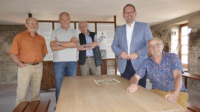 Die Hauptakteure bei der Neugestaltung des Karlstadter Katzenturms (von links): Albin Weiglein, Werner Kühnlein, Georg Büttner, Bürgermeister Michael Hombach und Vorsitzender Wolfgang Merklein.