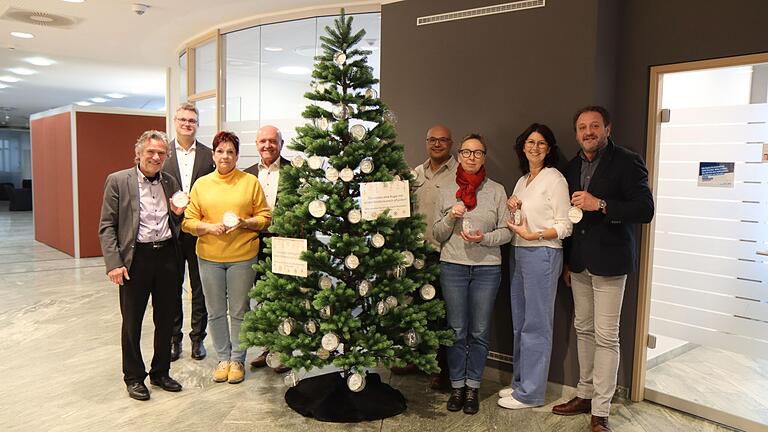 Hoffen auf große Beteiligung an der Weihnachts-Wunschbaum-Aktion (von links): Karl Breitenbücher, Markus Feser, Romy Straub, Thomas Habermann, Markus Till, Cornelia Liebold, Anette Werner und Gregor Koob.