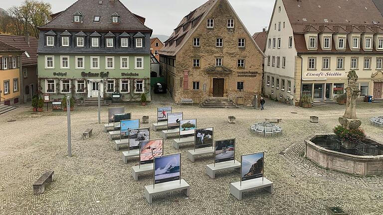 Auf dem Weikersheimer Marktplatz sind die Werke der 'Foto.SCHAU!' ausgestellt.