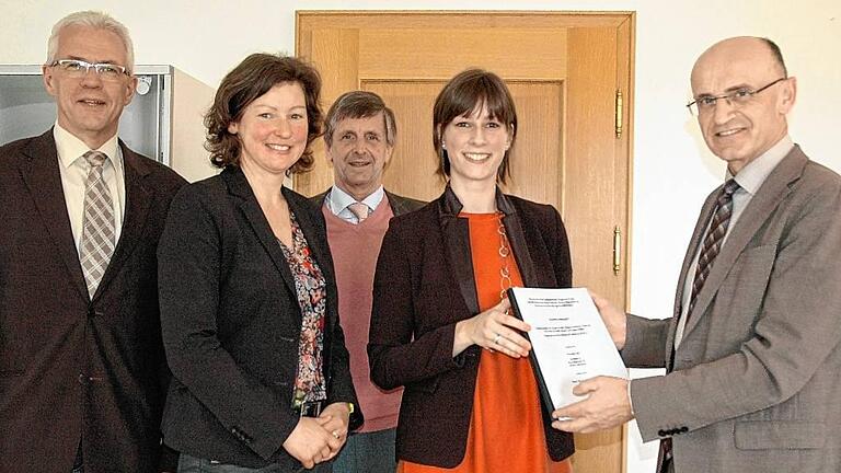 Theresa Ott (zweite von rechts) übergab am Dienstag ein Exemplar ihrer Bachelorarbeit an Landrat Wilhelm Schneider (rechts). Die Studentin untersuchte die Stadthalle Haßfurt und das Hotel Mathes auf ihre Barrierefreiheit. Auch Bürgermeister Günther Werner (links) und Susanne Volkheimer, Geschäftsführerin des Tourismusverbandes Haßberge, und Wolfgang Braun, Leiter des Technischen Bauamtes der Stadt Haßfurt (Mitte), sind neugierig auf die Forschungsergebnisse. Theresa Ott (zweite von rechts) übergab am Dienstag ein Exemplar ihrer Bachelorarbeit an Landrat Wilhelm Schneider (rechts). Die Studentin untersuchte die Stadthalle Haßfurt und das Hotel Mathes auf ihre Barrierefreiheit. Auch Bürgermeister Günther Werner (links) und Susanne Volkheimer, Geschäftsführerin des Tourismusverbandes Haßberge, und Wolfgang Braun, Leiter des Technischen Bauamtes der Stadt Haßfurt (Mitte), sind neugierig auf die Forschungsergebnisse.