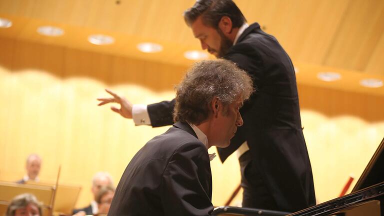 In ausgereiftem Zusammenspiel: Klavierinterpret Bernd Glemser mit Enrico Calesso und dem beschwingt musizierenden Philharmonischen Orchester.