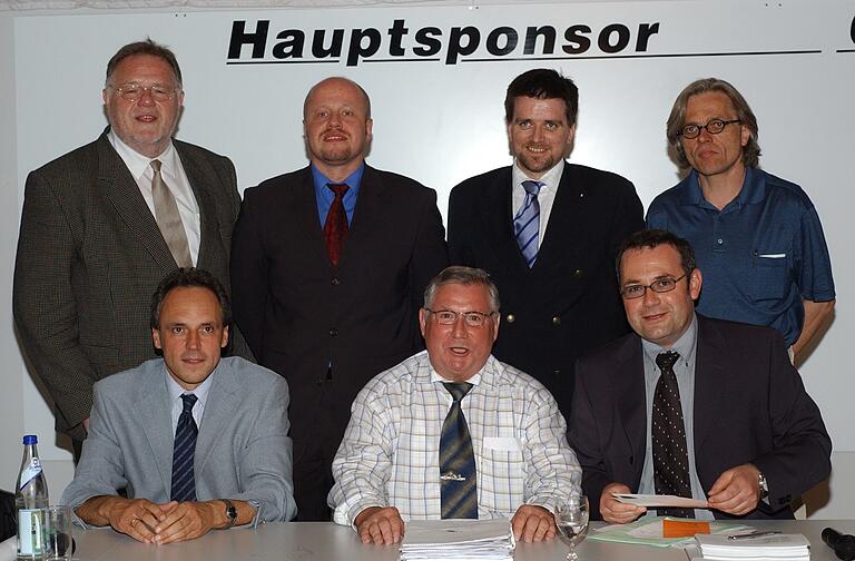 Die erste Vorstandschaft nach der Insolvenz wird im Mai 2005 gewählt. Hinten von links:&nbsp;Peter Galm, Michael Kittel, Sven Schröter, Jürgen Marten; vorne: Rudolf Löhnert, Edgar Gleinser und Stefan Funk.