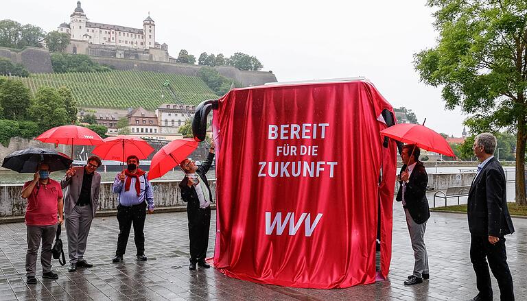 Eine neue Ära im ÖPNV: Am Mittwoch haben der WVV-Geschäftsführer Thomas Schäfer (Mitte) und Würzburgs Oberbürgermeister Christian Schuchardt (Zweiter von rechts) gemeinsam einen der neuen E-Busse enthüllt.