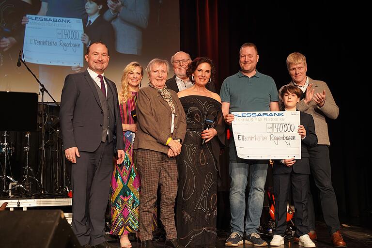 40.000 Euro für den guten Zweck - die Scheckübergabe ist schöne Tradition bei den Benefizkonzerten: Schirmherr Bürgermeister Christian Keller, Simone Pfeffer, Monika Demmich, Walter Weinig, Heike Gündisch, Johannis Prowald (Förderverein) und Professor Matthias Eyrich.