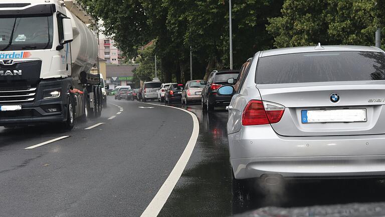 Stillstand auf der B8 in Kitzingen: Der Verkehr hat in letzter Zeit noch einmal zugenommen.