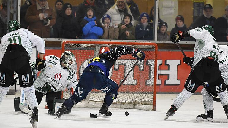 Pavel Bares (Mighty Dogs, Mitte) trifft gegen Erding zum zwischenzeitlichen 2:1. Am Ende reichte es dem ERV Schweinfurt nicht für einen Punktgewinn. Pavel Bares (Mighty Dogs, Mitte) trifft gegen Erding zum zwischenzeitlichen 2:1. Am Ende reichte es dem ERV Schweinfurt nicht für einen Punktgewinn.