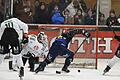 Pavel Bares (Mighty Dogs, Mitte) trifft gegen Erding zum zwischenzeitlichen 2:1. Am Ende reichte es dem ERV Schweinfurt nicht für einen Punktgewinn.