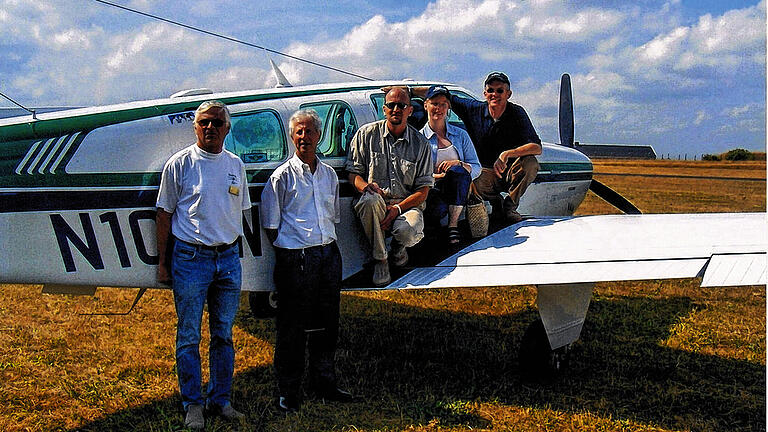 Treffpunkt Schenkenfeld: Der Kanadier Rene Hackstetter (rechts) mit seinem Bruder Ian (Mitte) und Heinz Gräf (links), dem Vorsitzenden des Flugsportclubs Würzburg.