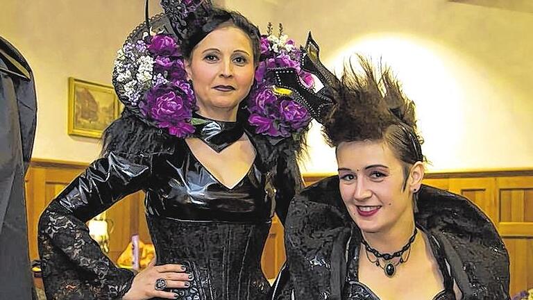 Gothic-Mode made in Marktheidenfeld       -  (rp)   Es scheint, als hätte Barbara Schwarzkopf eine Marktlücke entdeckt: Die Schneiderin aus Marktheidenfeld, von Jugend an fasziniert von der Gothic-Bewegung und dem Mittelalter, verbindet ihren Beruf mit ihren Leidenschaften. Die Karten für ihre erste Modeschau im Franck-Haus-Gewölbe, bei dem sie 23 Frauengewänder und zwei Männerschnitte präsentierte, waren ruckzuck weg, die Begeisterung der Besucher riesengroß. Ob aus Stoff, Lack oder Leder: Jedes Werk der 48-Jährigen Designerin, im Bild zwei Models, ist ein Unikat.