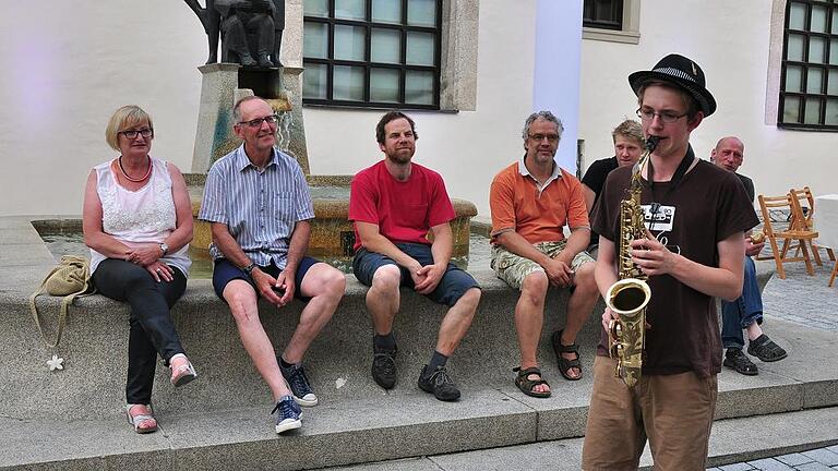 Vor dem ersten &bdquo;abend.licht&ldquo;: Der 15-jährige Saxophonist Christof Kern aus Röthlein spielt ein kleines &bdquo;Straßenmusikkonzert&ldquo; vor der Stadthalle.