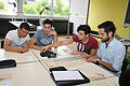 Quaseem Ramdad, Ahmad Sosan, Mohammed Allaham und Lehrer Philipp Oberhagemann (von links) beteiten die Kästchen für Karteikarten zum Vokabellernen vor.  Foto: Thomas Malz       -  Quaseem Ramdad, Ahmad Sosan, Mohammed Allaham und Lehrer Philipp Oberhagemann (von links) beteiten die Kästchen für Karteikarten zum Vokabellernen vor.  Foto: Thomas Malz