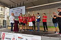 Oberbürgermeister Christian Schuchardt (Mitte) zusammen mit dem Sieger-Team vor dem Tor aus dem 7:1-Spiel der Fußball-WM 2014 in Brasilien. Foto: Aaron Niemeyer