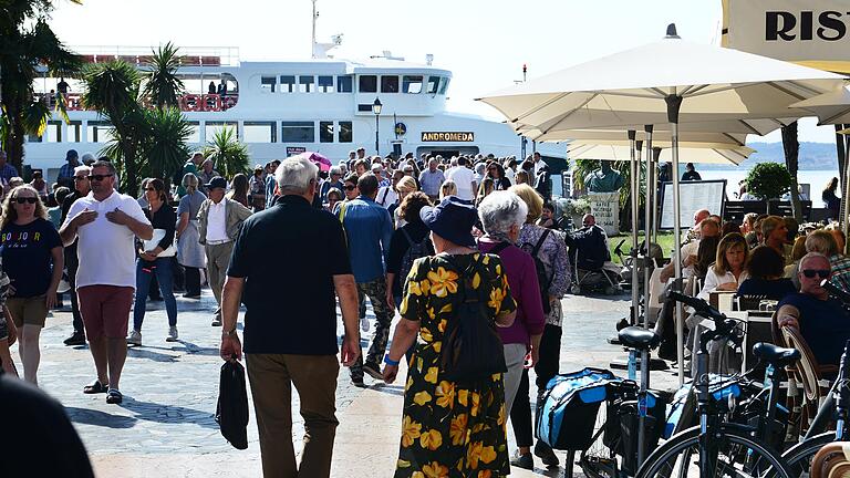 Der Gardasee wie hier in Sirmione ist um diese Jahreszeit normalerweise schon gut besucht. Doch die Tourismussaison könnte heuer durch die Corona-Krise ganz ausfallen.