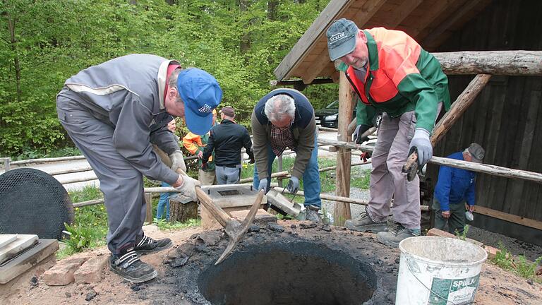 Bilder vom Kohlenmeiler im Neuwirtshäuser Forst.       -  Bilder vom Kohlenmeiler im Neuwirtshäuser Forst.