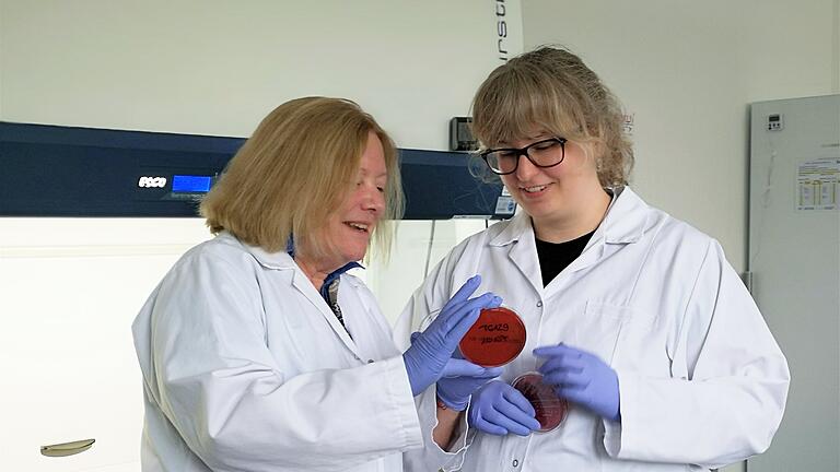 Elisabeth Müller (links) und Biologin Eva Maria Kalbhenn im Phagenlabor - Elisabeth Müller (links) und Biologin Eva Maria Kalbhenn im Phagenlabor Elisabeth Müller (links) und Biologin Eva Maria Kalbhenn im Phagenlabor - Elisabeth Müller (links) und Biologin Eva Maria Kalbhenn im Phagenlabor