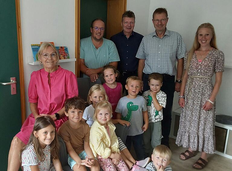 Neuer Schwung (von links): Kerstin Göricke (Kindergartenleiterin), Rüdiger Schreck und Karl Huber (1. und 2. Vorsitzender des Kindergartenvereins), Michael Becker (Werksdirektor Heidelberg Materials Lengfurt) und Isabell Dimpfel, die neue Kindergartenleiterin. Neuer Schwung (von links): Kerstin Göricke (Kindergartenleiterin), Rüdiger Schreck und Karl Huber (1. und 2. Vorsitzender des Kindergartenvereins), Michael Becker (Werksdirektor Heidelberg Materials Lengfurt) und Isabell Dimpfel, die neue Kindergartenleiterin.