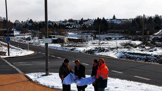 Ortstermin: Das Neubaugebiet liegt zwischen der alten (vorne) und der neuen Maibacher Straße (B 286, im Hintergrund). Die an den Kreisel grenzenden Gebäude werden komplett abgerissen. Im Bild von links: Hans Schnabel (Amtsleiter Liegenschaften), Baureferent Jochen Müller, Markus Sauer (Leiter Stadtplanungsamt) und Christof Klingler (Leiter Tiefbauamt).