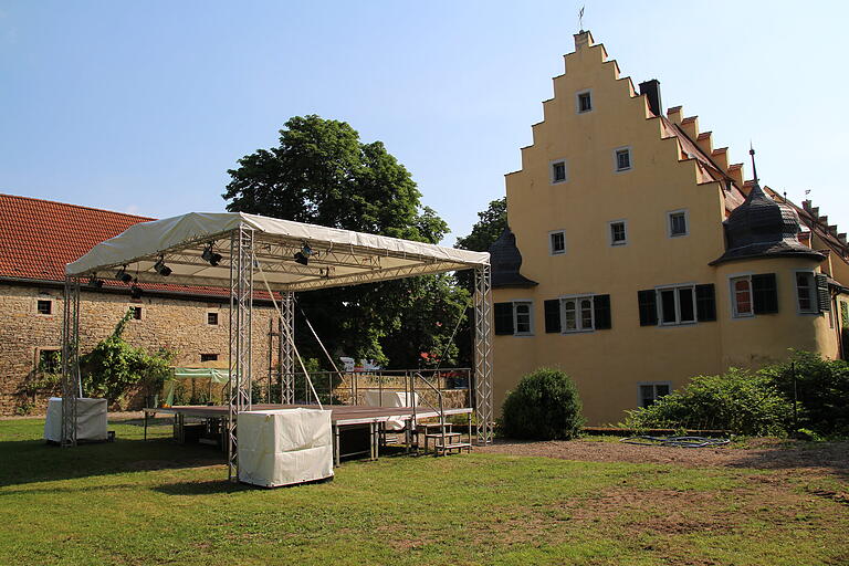 Vor der historischen Kulisse des Darstadter Schlosses ist die Bühne bereits aufgebaut. Vor der historischen Kulisse des Darstadter Schlosses ist die Bühne bereits aufgebaut.