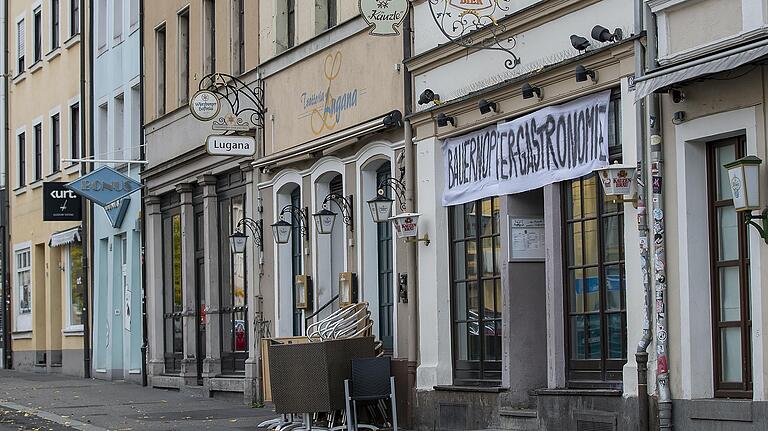 Gastronomie und Geschäfte zu – auch das ist inzwischen Alltag im Lockdown. In Würzburg zeigte ein Inhaber mit dem Banner 'Bauernopfer Gastronomie' sein Unverständnis über diese Maßnahmen.