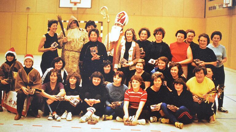 Das waren noch Zeiten, als die Gymnastik-Abteilung 1980 zur Nikolausfeier im Sportheim zusammenkam.