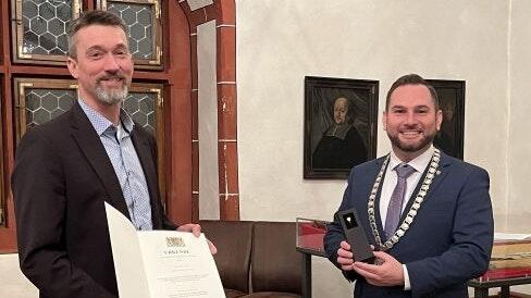 Silberne Ehrennadel für 18 Jahre Sitz im Stadtrat (von links): Michael Schuba und Bürgermeister Matthias Bielek.