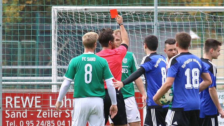 Seine körperbetonte Spielweise sorgte dafür, dass Johannes Bechmann in seinen 322 Partien in der Regional- und Bayernliga 24 Mal vorzeitig vom Platz musste. So wie hier im Oktober 2017 gegen die SpVgg Weiden.