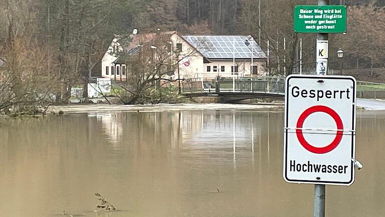 Spazierengehen an der Saale ist am zweiten Weihnachtsfeiertag im Stadtteil Hausen nicht möglich.