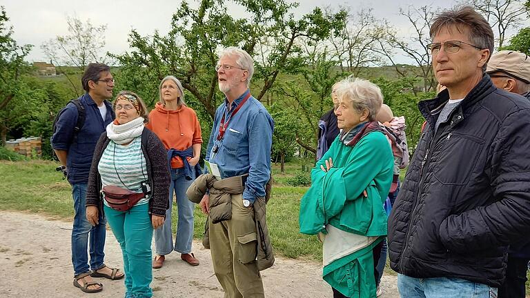 Dr. Manfred Lang (Vierter von links) mit den Vogelfreunden beim Bund Naturschutz Volkach.