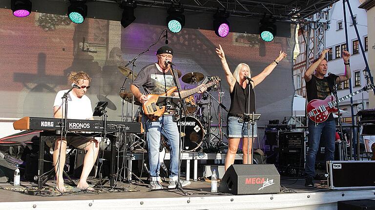 Obwohl es dessen dank tropischer Temperaturen gar nicht bedurft hatte, heizte die Band „Smile“ schon zum Beginn der Musiknacht den Besuchern am Marktplatz mit Rock- und Pop-Oldies kräftig ein. Obwohl es dessen dank tropischer Temperaturen gar nicht bedurft hatte, heizte die Band „Smile“ schon zum Beginn der Musiknacht den Besuchern am Marktplatz mit Rock- und Pop-Oldies kräftig ein.