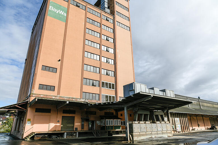 In dem großen Lagerturm und der angrenzenden Halle wird Getreide zwischengelagert.