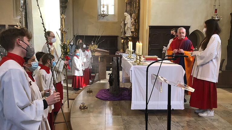 Am Palmsonntag zogen Pfarrer Stefan Mai und die Ministranten in Gerolzhofen mit Zweigen der Sal-Weide in den Steigerwalddom ein.