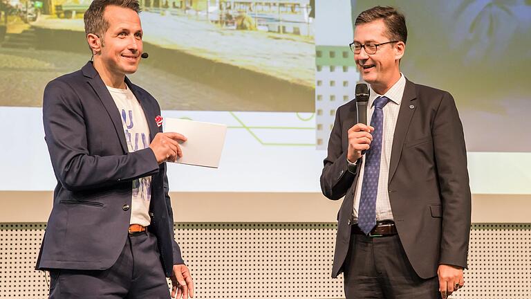 Moderator Willi Weitzel mit OB Christian Schuchardt beim Aktionstag 'Europa in meiner Region' 2018 in Würzburg.&nbsp;