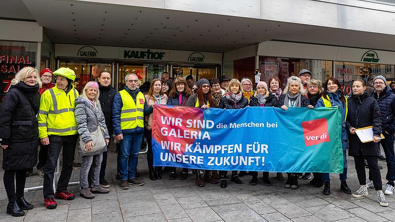 –'Wir kämpfen für unsere Zukunft' - Die Mitarbeiter von Galeria Kaufhof am Samstag in Schweinfurt.