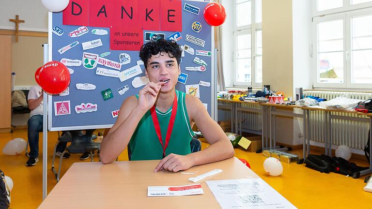 Abdullah Omarr, ein Schüler der BVJ-Klasse der Ludwig-Erhard Berufsschule, führt den Wangenabstrich für eine Registrierung bei der DKMS vor. Abdullah Omarr, ein Schüler der BVJ-Klasse der Ludwig-Erhard Berufsschule, führt den Wangenabstrich für eine Registrierung bei der DKMS vor.