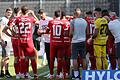 Kickers-Trainer Marco Wildersinn gibt in der Trinkpause Anweisungen.