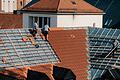 Von normalen Dachziegeln kaum zu unterscheiden: Auf einem denkmalgeschützten Gebäude in Würzburg wurden voriges Jahr knapp 20.000 Solardachziegel verbaut.