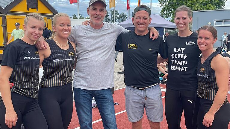 Die 4-x-100-Meter-Staffel der LG Main-Spessart (hier auf einem Archivbild) wird bei den deutschen Meisterschaft in Braunschweig dabei sein: (von links) Viviane Heilmann, Maria Heuft, die Trainer Bernhard Schäfers und Matthias Heuft, Johanna Büchs und Sina Stein. Die 4-x-100-Meter-Staffel der LG Main-Spessart (hier auf einem Archivbild) wird bei den deutschen Meisterschaft in Braunschweig dabei sein: (von links) Viviane Heilmann, Maria Heuft, die Trainer Bernhard Schäfers und Matthias Heuft, Johanna Büchs und Sina Stein.