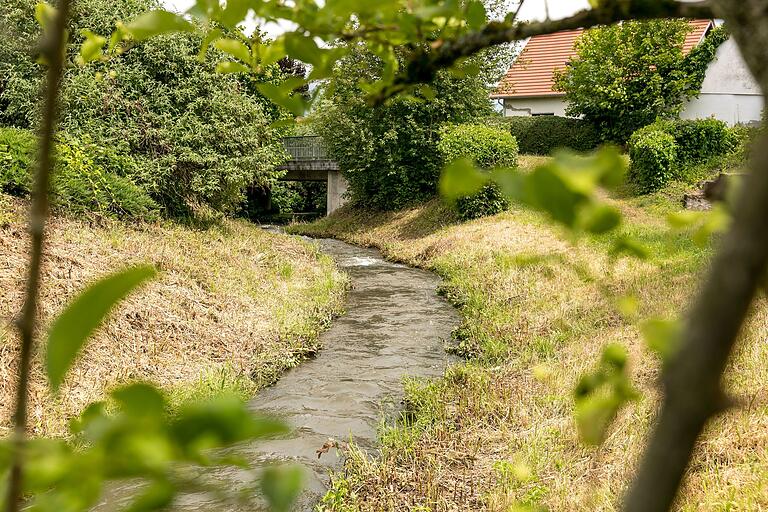 Der Mühlenweg, eine Art 'Zubringer' zum Rundweg, führt durch Zellingen entlang des Leinacher Bachs&nbsp; an die Plätze, an denen einst Mühlen standen.