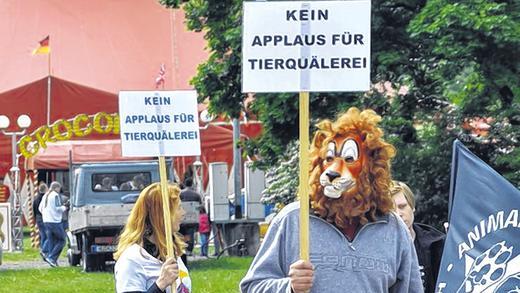 Mit Löwenmähne: Die Tierschutzinitiative Haßberge e.V. demonstrierte vor dem Zirkus Crocofant.