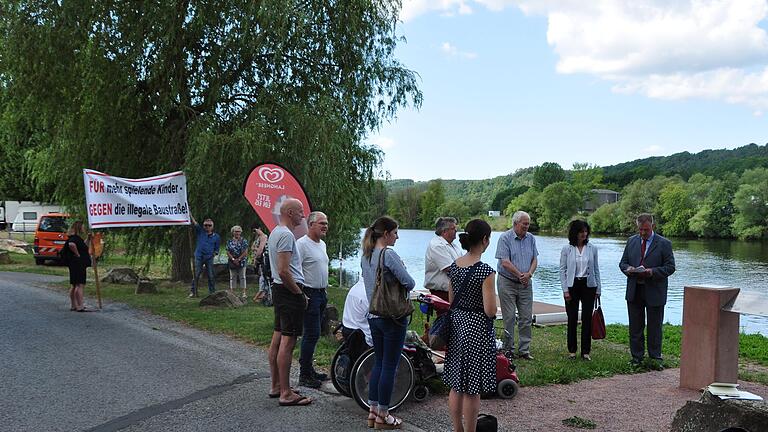 Eine handvoll Demonstranten übten stillen Protest während der Freigabe des Geodätischen Referenzpunktes an der Baustraße.