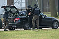Mutmaßliche rechte Terrorzelle - Festgenommene beim BGH       -  15.02.2020, Baden-Württemberg, Karlsruhe: Eine Person wird von Polizisten in den Bundesgerichtshof gebracht. Einen Tag nach der Zerschlagung einer mutmaßlichen rechten Terrorzelle sind die ersten Festgenommenen in Karlsruhe zu Haftrichtern des Bundesgerichtshofs (BGH) gebracht worden. Die Vorführungen hätten wie geplant am Samstagvormittag begonnen, sagte ein Sprecher der Bundesanwaltschaft auf Anfrage. Die Ermittlungsrichter entscheiden, ob die insgesamt zwölf Verdächtigen in Untersuchungshaft kommen oder jemand freigelassen werden muss. Foto: Uli Deck/dpa +++ dpa-Bildfunk +++