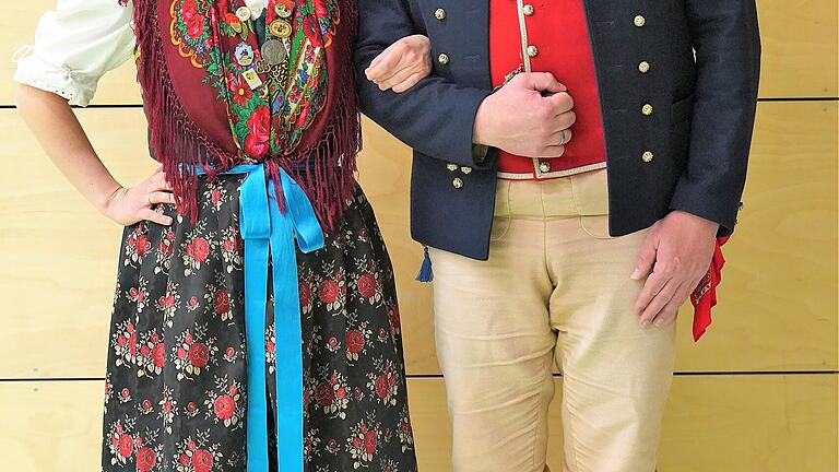 Gauvortänzerin Lena Götz und Gauvortänzer Florian Kress in Röthleiner Tanztracht. Gauvortänzerin Lena Götz und Gauvortänzer Florian Kress in Röthleiner Tanztracht.