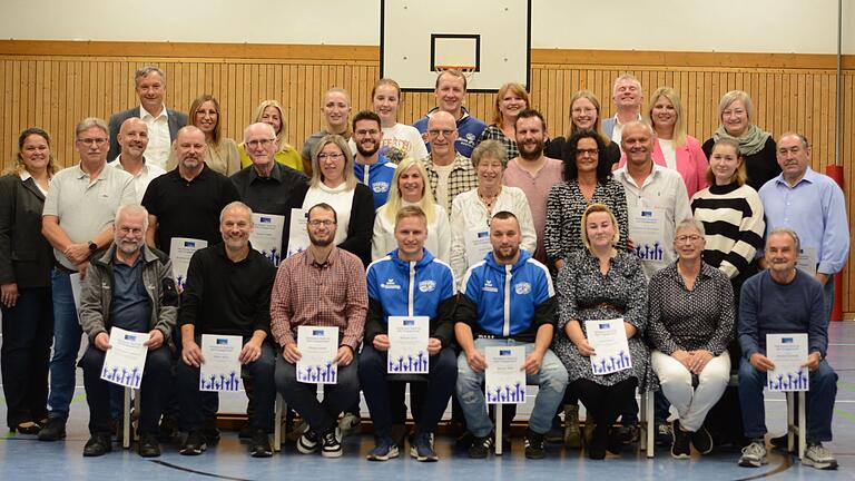 Beim diesjährigen Ehrenabend der DJK Salz wurden auch wieder zahlreiche Sonderehrungen durchgeführt. Das Bild zeigt die Geehrten mit dem 1. Vorsitzenden Heiko Müller (hinten links) sowie dessen Stellvertreterin Carina Bachstein (Mitte links).