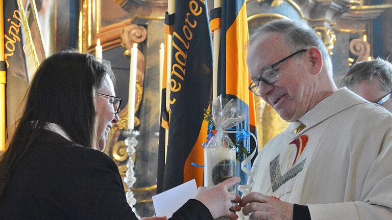 Eine Kerze überreichte Alexandra Katzenberger, Vorsitzende des Rats im Pastoralen Raum Bad Neustadt.