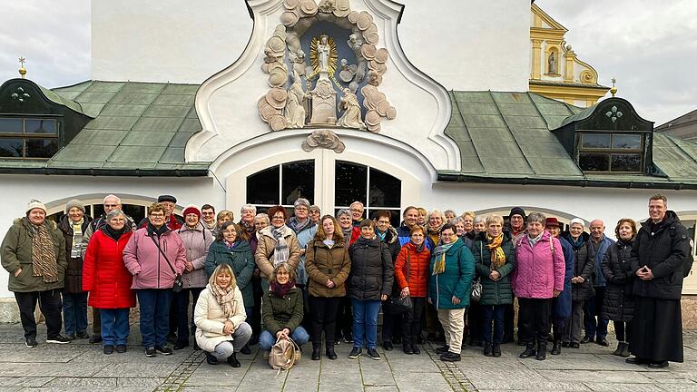 Vor der Gnadenkapelle versammelten sich die Pilger aus der Pfarreiengemeinschaft Liborius Wagner Markt Stadtlauringen bei ihrer adventlichen Marienwallfahrt. Vor der Gnadenkapelle versammelten sich die Pilger aus der Pfarreiengemeinschaft Liborius Wagner Markt Stadtlauringen bei ihrer adventlichen Marienwallfahrt.